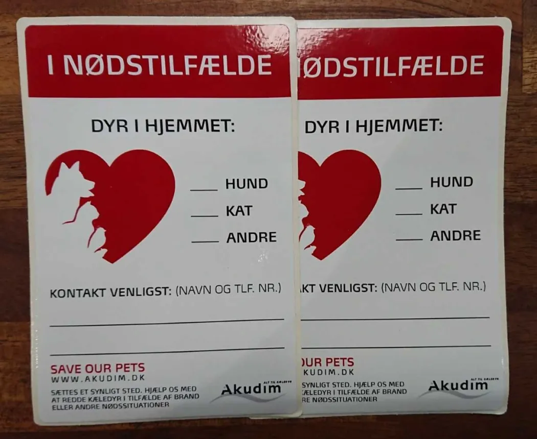 Mit dyr er alene hjemme - 2 stk Klistermærke